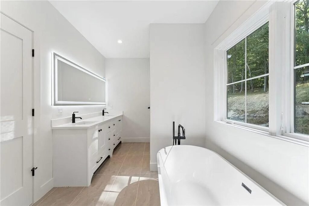 Secondary bathroom with a tub and tiled surround